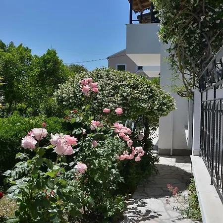 Kostas' Garden شقة