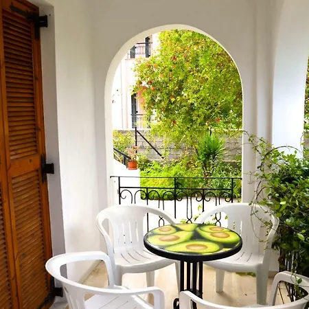 Kostas' Garden アパート *