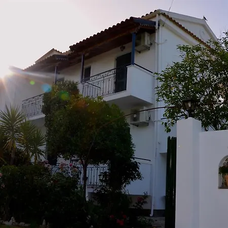 Kostas' Garden アパート *